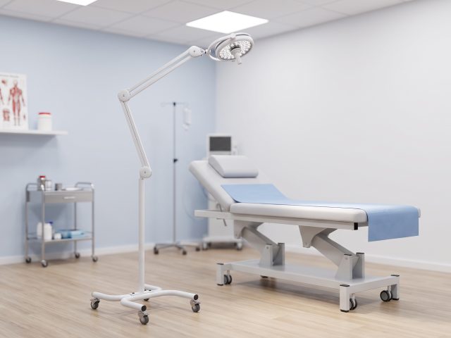 چراغ پزشکی و معاینه متحرک در اتاق معاینه